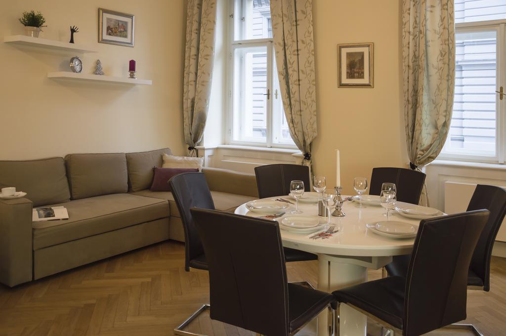 Modern Vsehrdova Apartamento