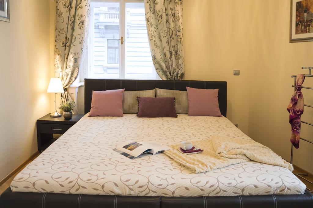 Modern Vsehrdova Apartamento Praga
